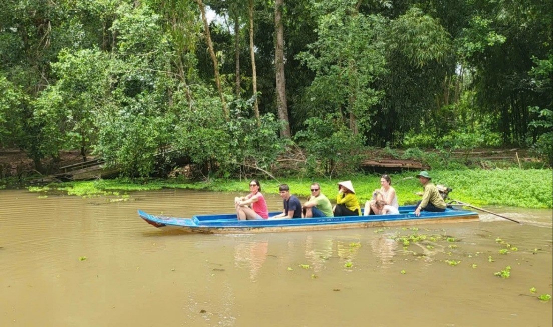 Mỗi tháng, Khu du lịch sinh thái Mùa Xuân đón từ 1.500 - 3.000 lượt khách, trong đó phần lớn là khách nước ngoài. can-tho-4-2236.jpg