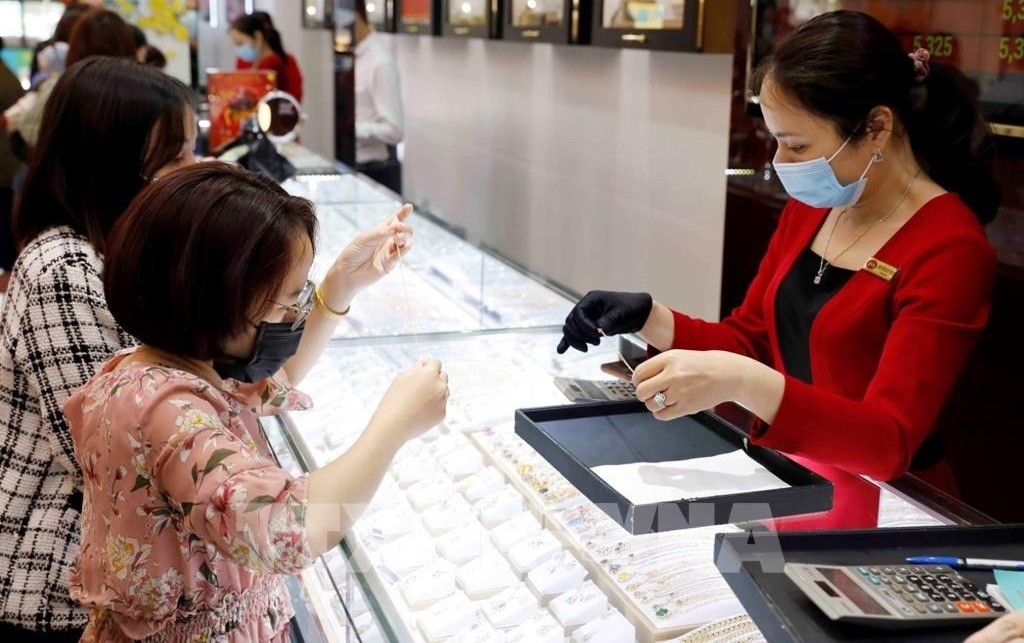 Mua bán vàng tại Công ty kinh doanh vàng bạc Mạnh Hải, phố Hoàng Cầu, Hà Nội. 16-7-gia-vang-mieng-chieu-4621.jpg