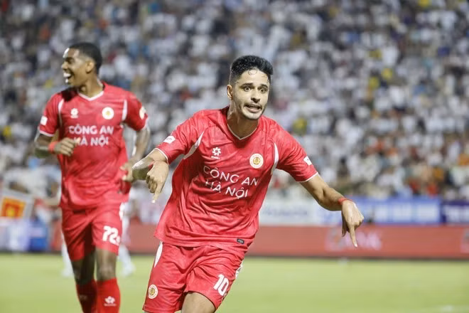 Leo Artur ghi bàn thắng bước ngoặt.