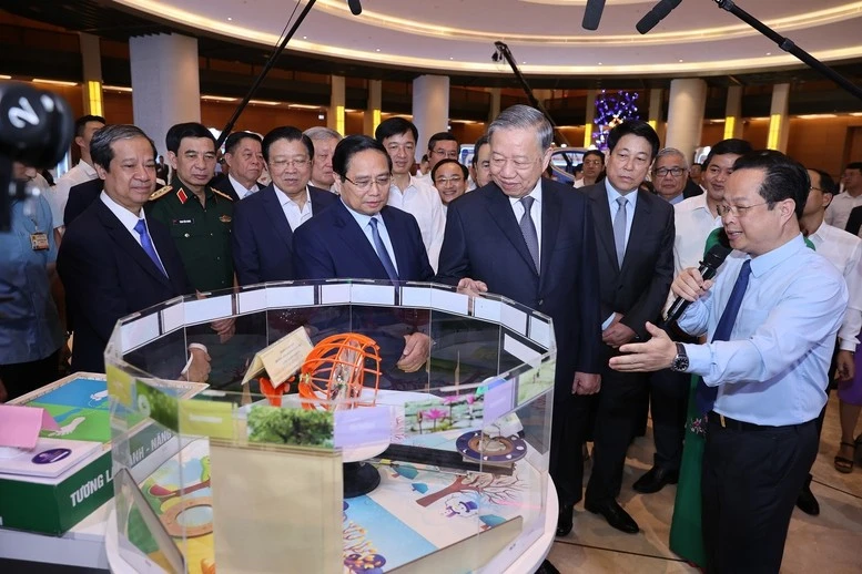 Các đại biểu tham quan triển lãm những thành tựu nổi bật trong hai lĩnh vực y tế và giáo dục tại điểm cầu chính Nhà Quốc hội.