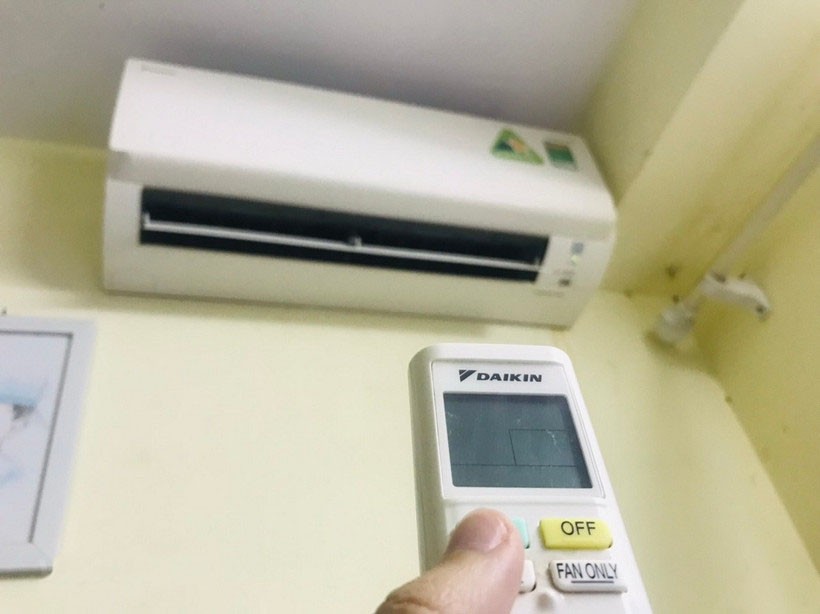 Khi trời nắng nóng, người dân nên sử dụng điều hòa hợp lý, cài đặt ở mức nhiệt từ 27 độ C trở lên, kết hợp với quạt để tăng hiệu quả làm mát. cong-to.jpg