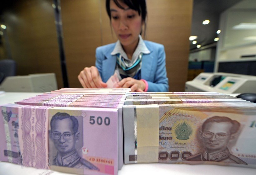 Kiểm tiền baht của Thái Lan tại ngân hàng ở Bangkok. thai-lan.jpg