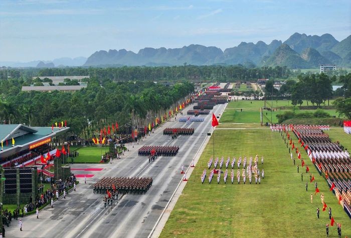 Gần 16.000 cán bộ, chiến sĩ thuộc các khối lực lượng vũ trang tham gia tổng hợp luyện, trong đó có 18 khối đứng, 43 khối đi. Đây cũng là lần thứ 2 khối Công an, Quân đội và khí tài tổng hợp luyện. Gần 16.000 cán bộ, chiến sĩ thuộc các khối lực lượng vũ trang tham gia tổng hợp luyện, trong đó có 18 khối đứng, 43 khối đi. Đây cũng là lần thứ 2 khối Công an, Quân đội và khí tài tổng hợp luyện.