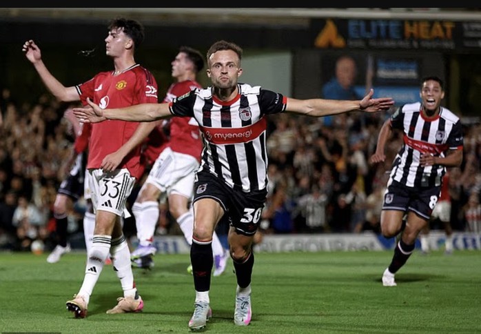 Charles Vernam mở tỉ số cho Grimsby Town. tt-1.jpg
