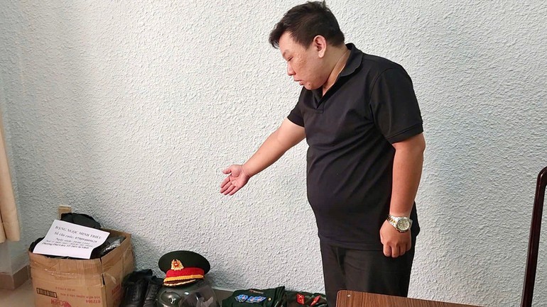 Đối tượng và tang vật dùng để giả mạo quân nhân. qd-3.jpg