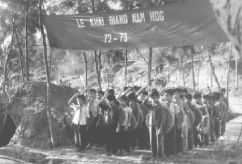 Một lễ khai giảng năm học 1972 – 1973. 3.jpg