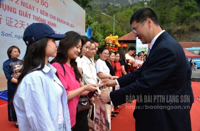 Lãnh đạo thị Bằng Tường, Quảng Tây (Trung Quốc) tặng hoa, quà lưu niệm cho đoàn khách Việt Nam đầu tiên tham gia chương trình du lịch 2 ngày 1 đêm bằng giấy thông hành. lang-son-2-187.jpg