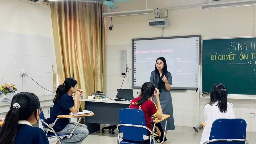 Giờ học tại Trường THCS&THPT Sư phạm (Trường Đại học Sư phạm Hà Nội 2). Giờ học tại Trường THCS&THPT Sư phạm (Trường Đại học Sư phạm Hà Nội 2).