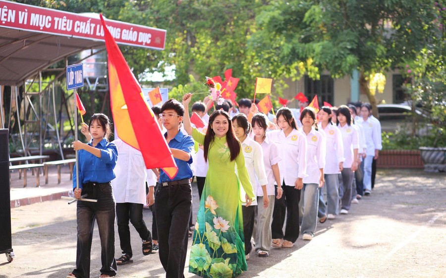 Cô trò Trường THPT Hoàng Công Chất (Thanh An, Điện Biên). Cô trò Trường THPT Hoàng Công Chất (Thanh An, Điện Biên).