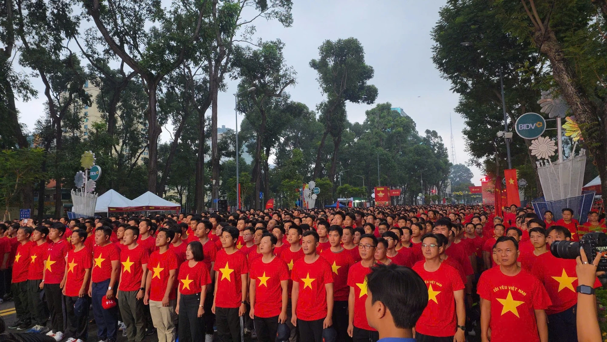 Trong không khí trang nghiêm, xúc động và tự hào, hàng nghìn người có mặt tại khu vực Vườn hoa Lý Thái Tổ (Thủ đô Hà Nội) thực hiện nghi lễ Chào cờ đồng thời với Lễ thượng cờ Tổ quốc tại Quảng trường Ba Đình lịch sử.