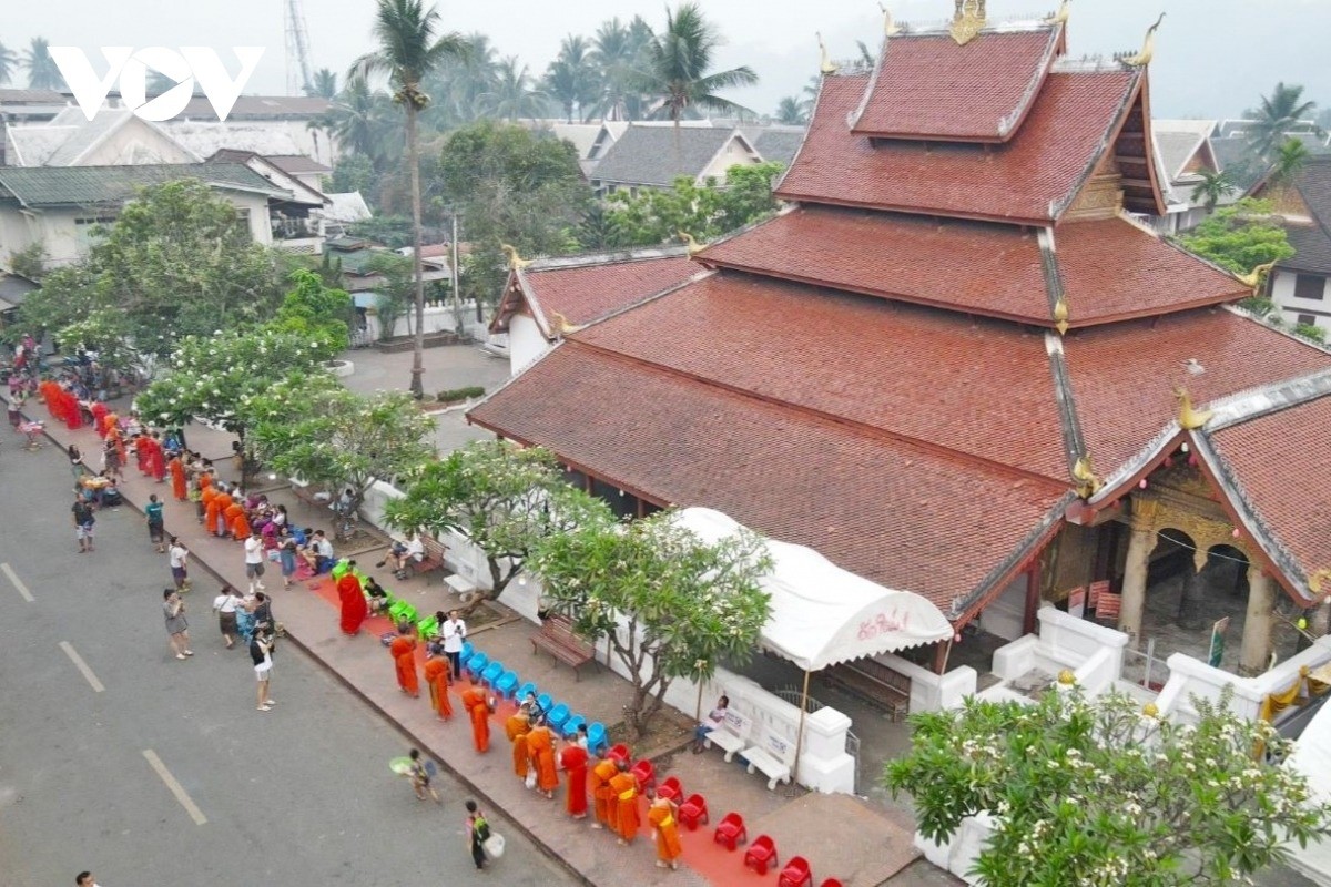 "Lễ khất thực – Tak Bat" là nét đẹp truyền thống vào mỗi buổi sáng tại Luang Prabang, Lào. du-lich-4.jpg