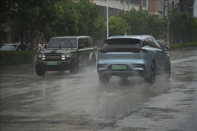 Các phương tiện di chuyển dưới trời mưa lớn tại Quảng Đông, Trung Quốc mua-tq-2601.jpg