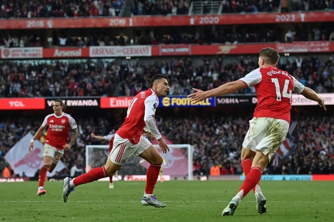 Martinelli giúp Arsenal có điểm. Martinelli giúp Arsenal có điểm.