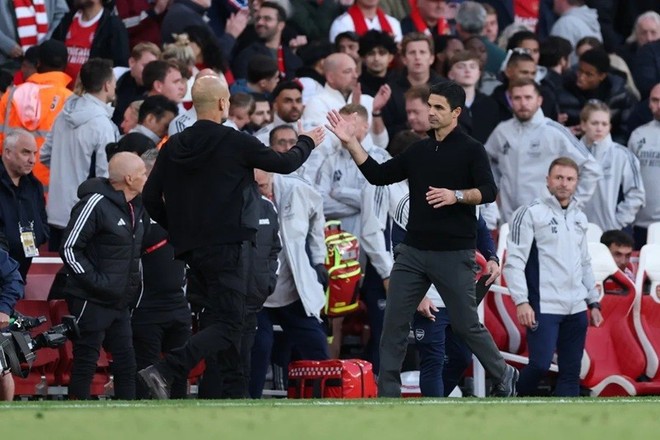 Hai HLV Pep Guardiola và Mikel Arteta. Hai HLV Pep Guardiola và Mikel Arteta.