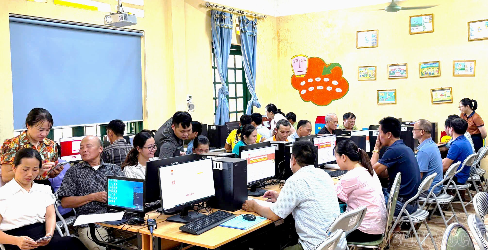 Các lớp tập huấn công nghệ thông tin ở xã Bát Xát thu hút đông đảo học viên tham gia. baolaocai-br_thu-hut-dong-hcoj-vien-tham-gia-tap-huan-chuyen-doi-so-nang-cao-kien-thuc-cong-nghe-9917.jpg
