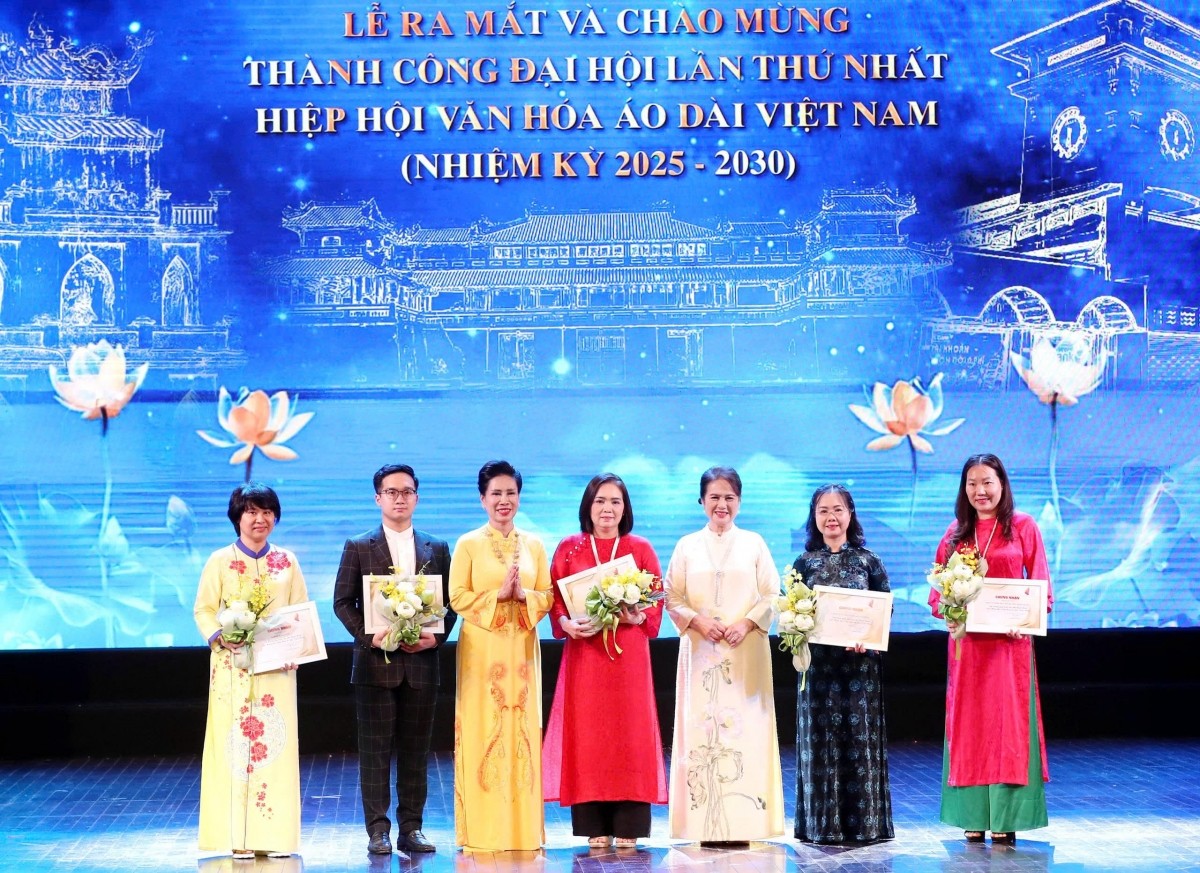 Hiệp hội Văn hóa Áo dài Việt Nam chính thức ra mắt công chúng. Hiệp hội Văn hóa Áo dài Việt Nam chính thức ra mắt công chúng.