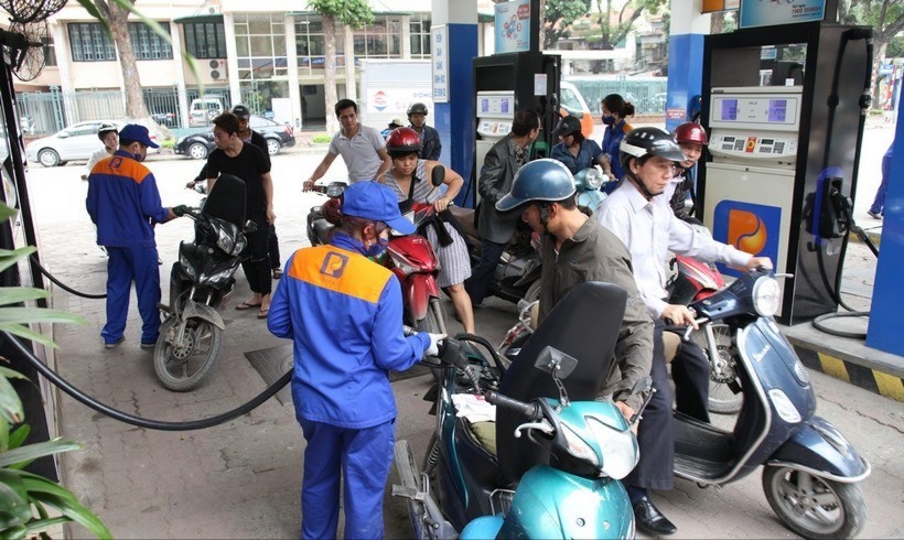 Một điểm bán xăng của Petrolimex tại Hà Nội. 17-7-xang-giam-3047.jpg