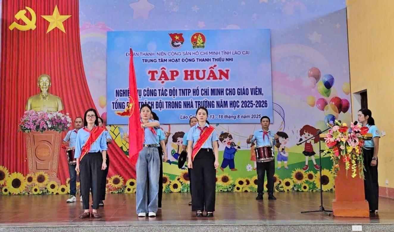 Nhiều nội dung về công tác Đội trong trường học được tập huấn tại chương trình. kmtchsfd.jpg