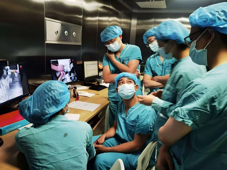 Thạc sĩ Phạm Hoàng Huy – chuyên viên phôi học trao đổi với các đồng nghiệp.