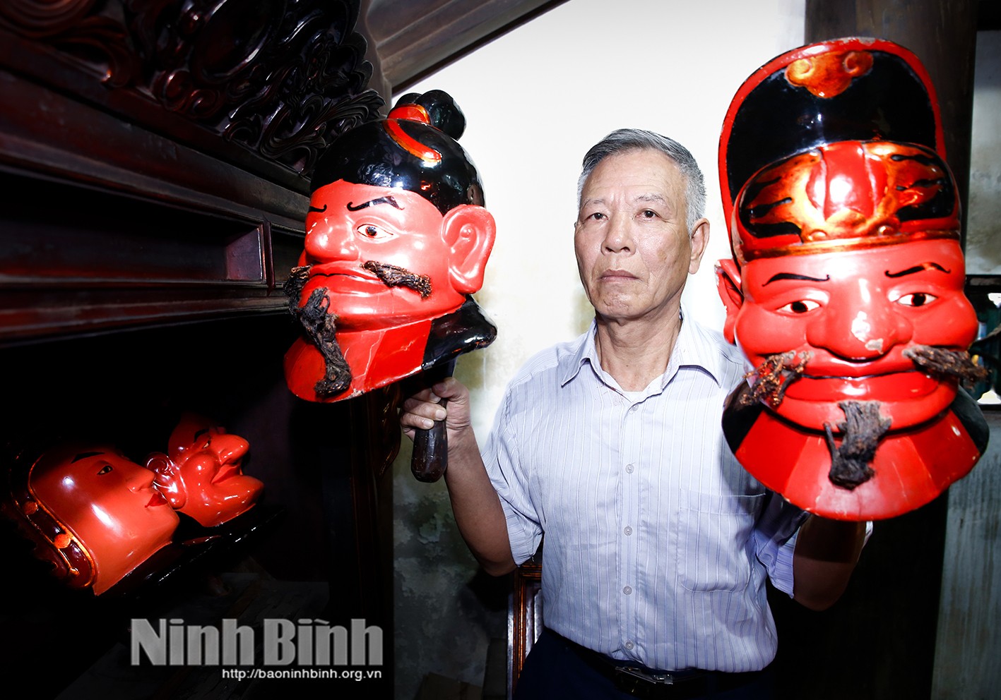 Nghệ nhân Nguyễn Tiến Dũng, Trùm trưởng Hội rối chùa Đại Bi bên các "Thánh tượng". 4203-1755911325285.jpg