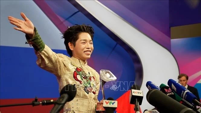 Đức Phúc trả lời họp báo sau khi giành cúp Intervision 2025.