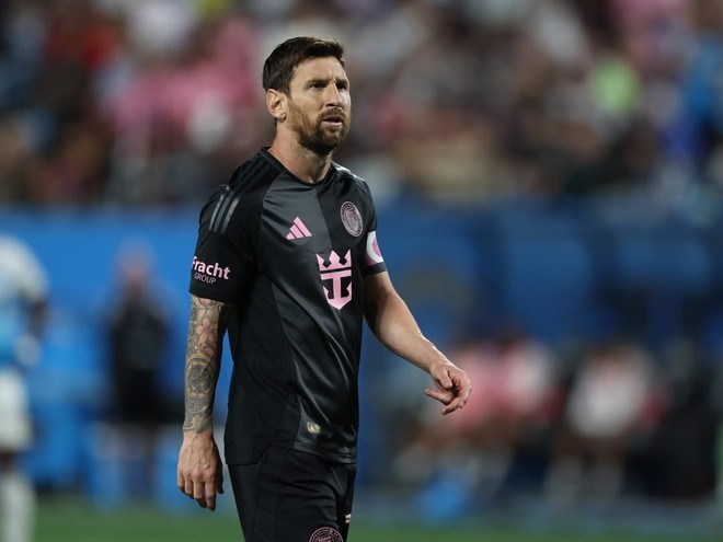 Messi đá hỏng phạt đền khiến Inter Miami thua đậm Messi đá hỏng phạt đền khiến Inter Miami thua đậm