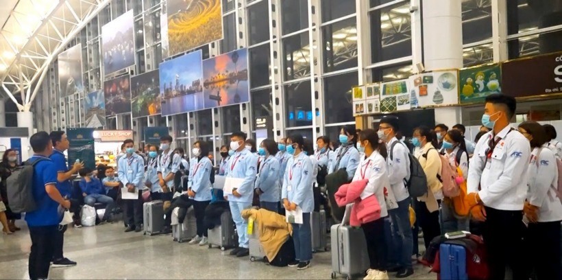 Lao động làm thủ tục đi làm việc ở nước ngoài. lao-dong-vn-9436.jpg