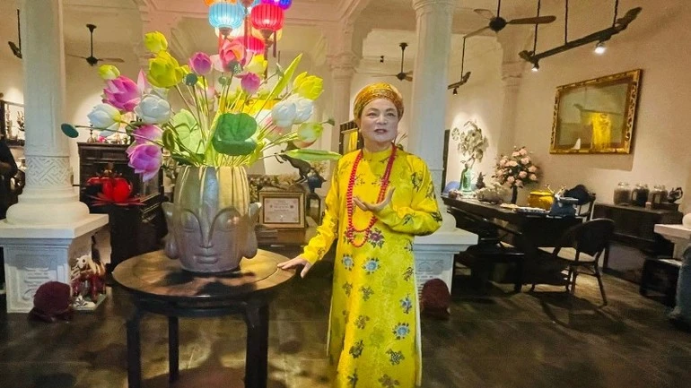 Nghệ nhân Nguyễn Đức Hiển giới thiệu về không gian trưng bày tại tầng 1 của Phủ Tiên Hương.