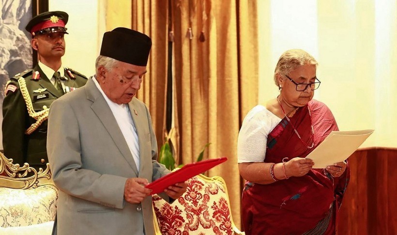Tân Thủ tướng lâm thời Nepal Sushila Karki (phải) tuyên thệ nhậm chức sau khi được Tổng thống Ram Chandra Paudel (trái, phía trước) bổ nhiệm, tại Kathmandu, ngày 12/9/2025. thu-tuong-nepal-1219.jpg