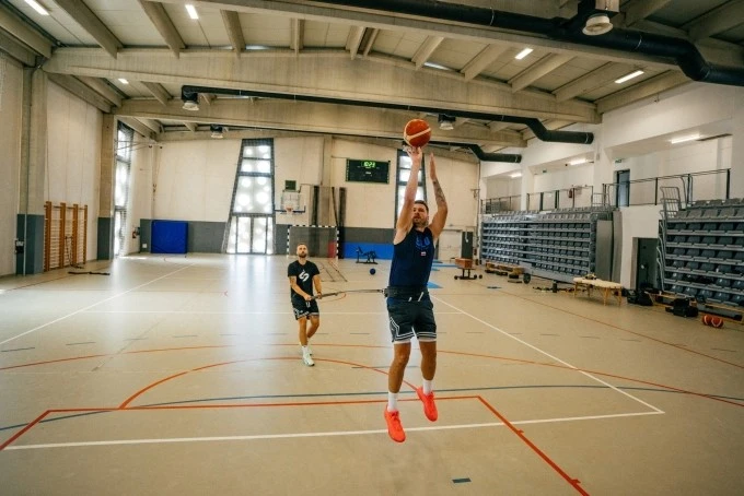 Doncic (phải) tập cùng HLV Macek ở Croatia, hôm 17/7.