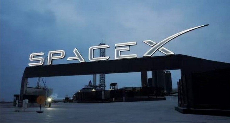 Biểu tượng của Tập đoàn SpaceX tại cổng vào trung tâm vũ trụ Brownsville ở Texas, Mỹ. nasa-2846.jpg