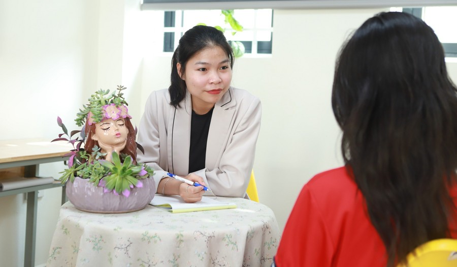 Học sinh một trường THCS tại Hà Nội được cán bộ tâm lý học đường giải đáp thắc mắc về tình bạn trong học đường. tu-van.jpg