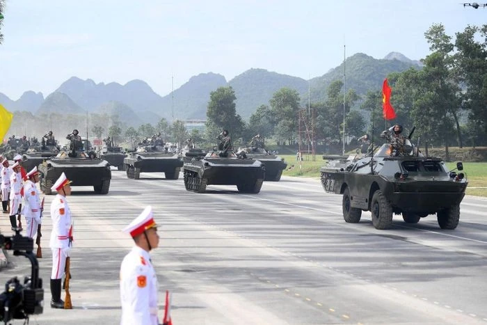 Điểm nhấn nổi bật trong buổi tổng hợp luyện là sự xuất hiện của hệ thống vũ khí, khí tài hiện đại, từ các loại xe tăng, xe thiết giáp, tên lửa, pháo binh, radar...