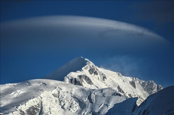 Toàn cảnh ngọn núi Mont-Blanc trên dãy Alps tại Pháp. tuyet-tan-8273.jpg