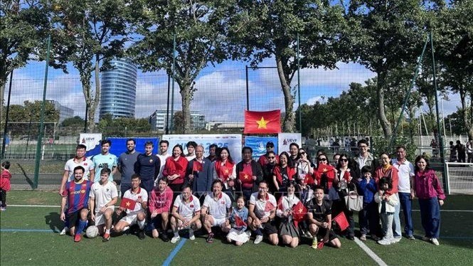Đại sứ Đinh Toàn Thắng cùng lãnh đạo các cơ quan đại diện Việt Nam tại Pháp chụp ảnh kỉ niệm với các đội tuyển và cổ vũ cho giải đấu. gi-do-2240.jpg