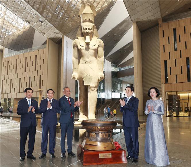 Chủ tịch nước Lương Cường tặng Đại Bảo tàng Ai Cập phiên bản Trống đồng của Việt Nam. chu-tich-2.jpg