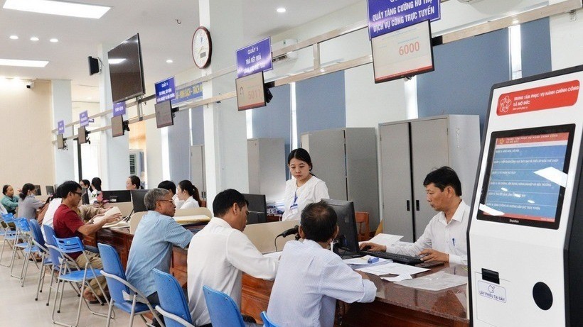 Trung tâm Phục vụ hành chính công xã Mộ Đức giải quyết hồ sơ cho hàng chục người dân mỗi ngày. chinh-quyen-462.jpg