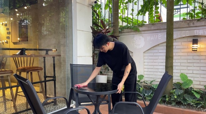 Nam làm thêm tại 1 quán cà phê để giảm gánh nặng chi phí ở trọ. Nam làm thêm tại 1 quán cà phê để giảm gánh nặng chi phí ở trọ.