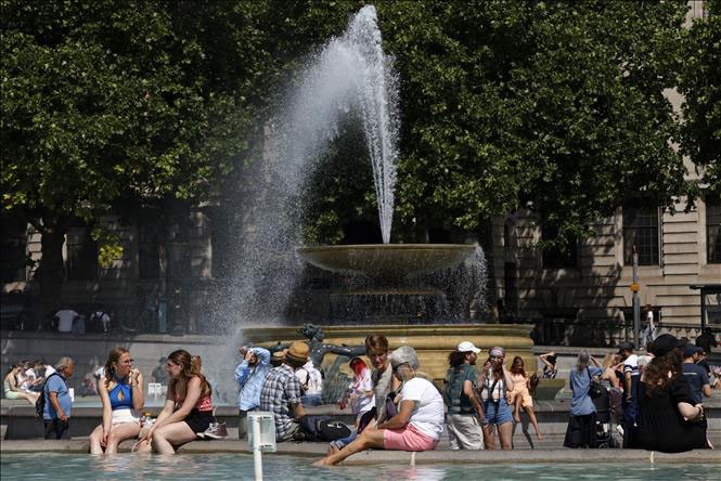 Người dân làm mát tại đài phun nước ở thủ đô Paris, Pháp. nang-nong.jpg