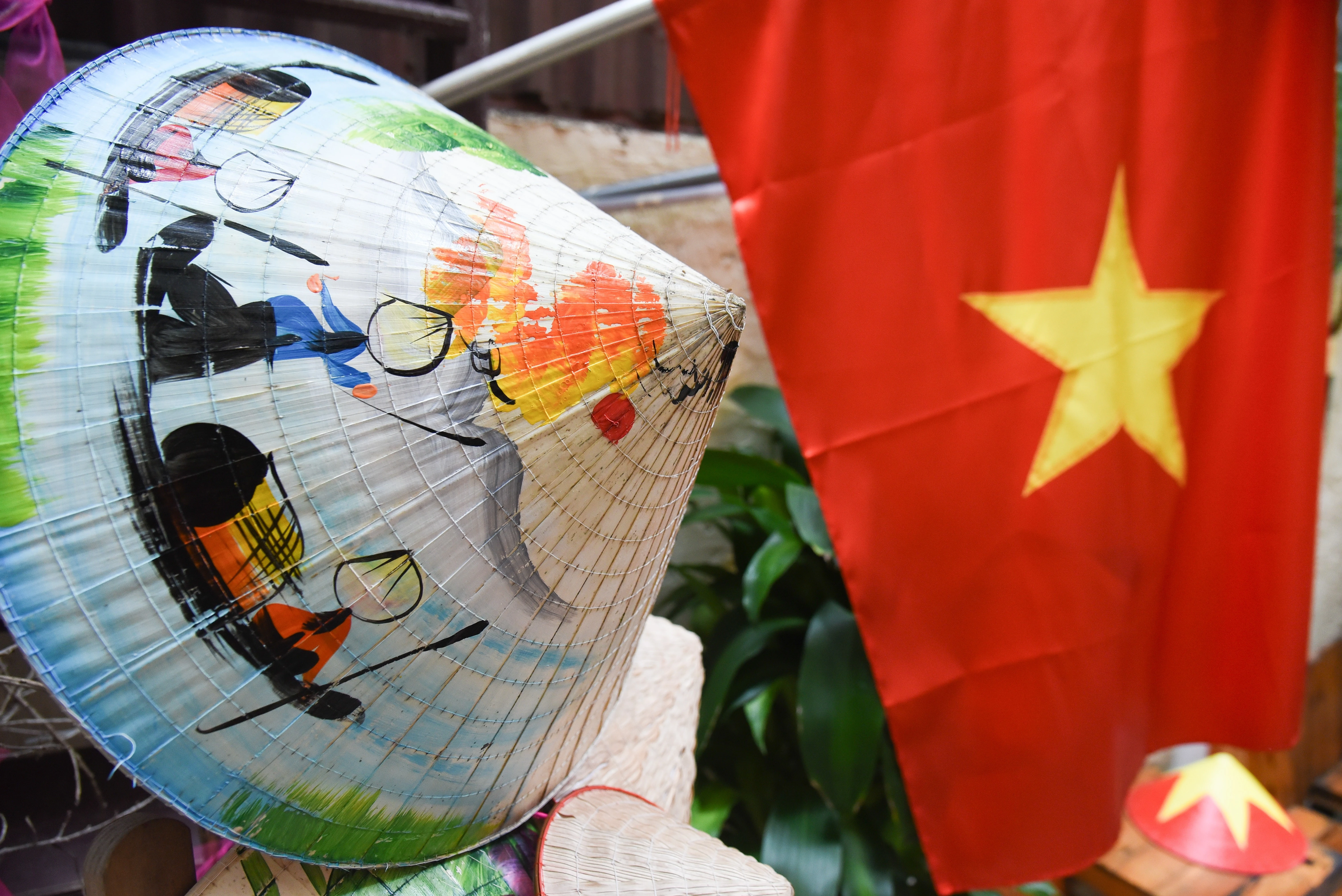 Không gian bên trong quán được chia thành nhiều khu vực, đa dạng các kiểu trang trí khác nhau, đáp ứng nhu cầu chụp hình của khách hàng.