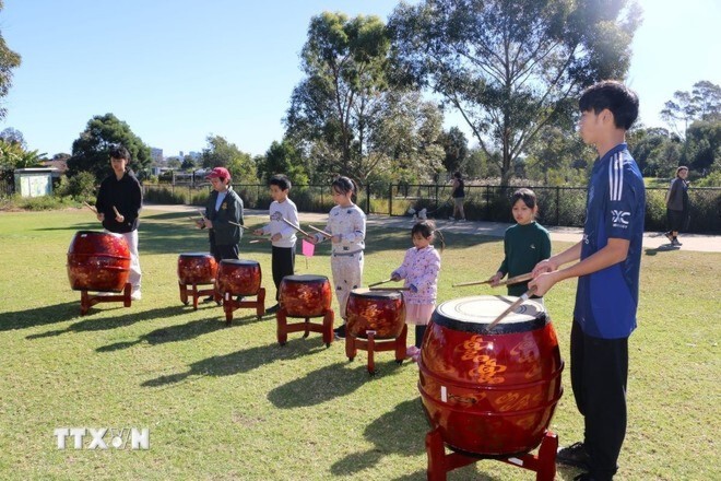 Tiết mục biểu diễn trống với bài hát "Dòng máu lạc hồng." 15-7-tre-em-viet-o-australia-591.jpg