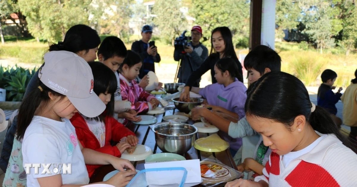 Các em nhỏ thực hành gói nem - món ăn đậm bản sắc Việt. 15-7-tre-em-viet-o-australia-1-va-tieu-de-7453.jpg