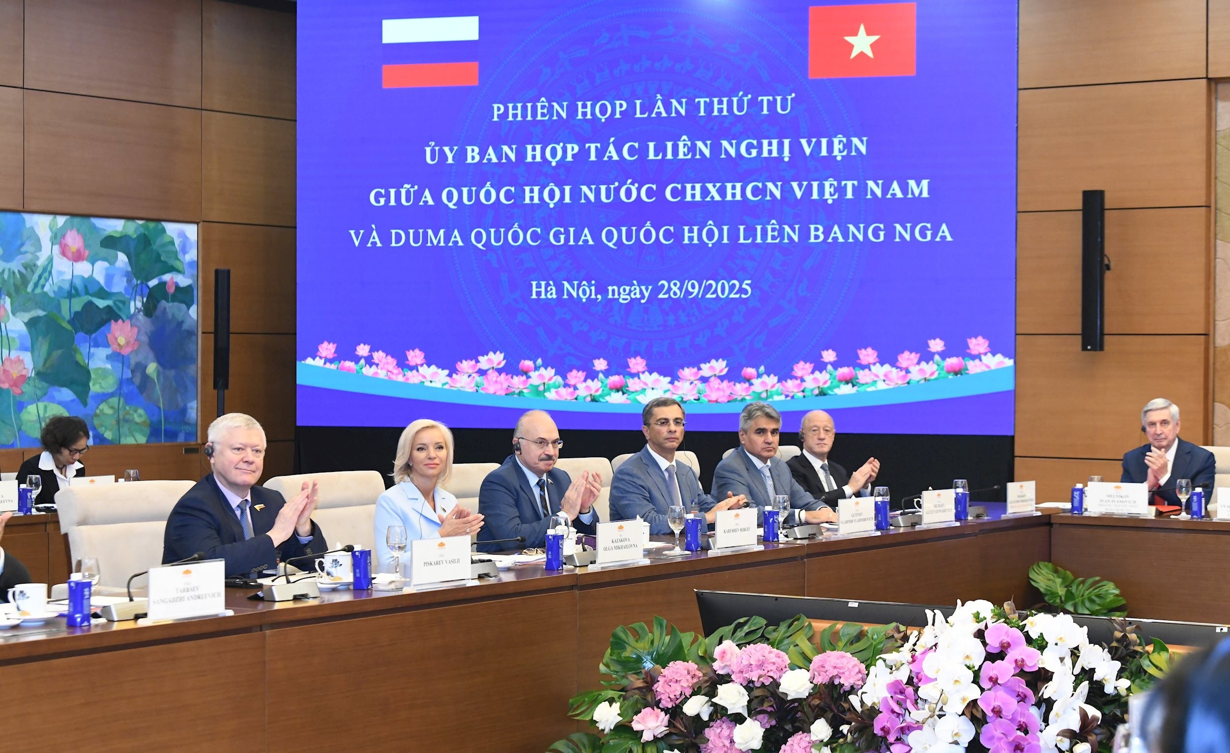 Đoàn đại biểu cấp cao Liên bang Nga tham dự Phiên họp. Đoàn đại biểu cấp cao Liên bang Nga tham dự Phiên họp.