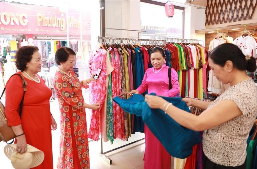 Du khách lựa chọn các sản phẩm tại làng lụa Vạn Phúc (phường Hà Đông). Ảnh: Quang Thái lang-nghe-van-hoa-2-2069.jpg
