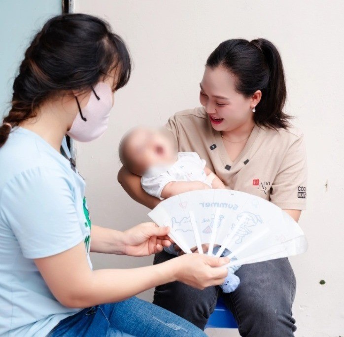 Chị Huỳnh Thị Bảo Ngọc (phải) tài trợ toàn bộ chi phí cho chương trình. 16-7-nu-cuoi-viet-nam-2-tieu-de-9397-2655.jpg