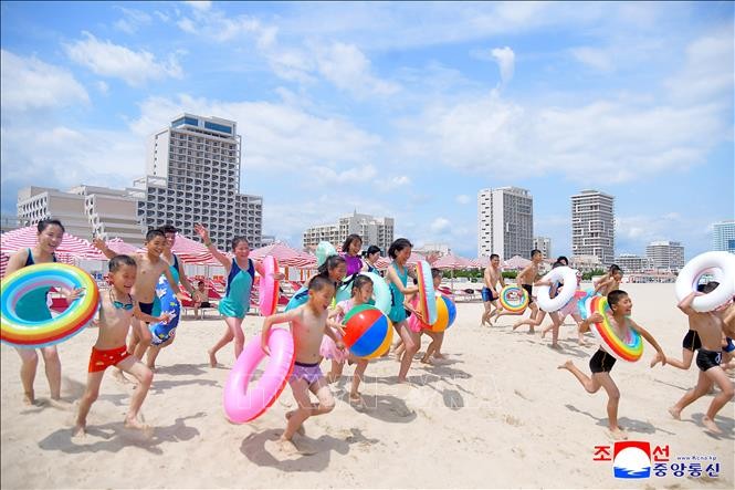 Khách du lịch tại khu nghỉ dưỡng Wonsan Kalma, Triều Tiên. hq-trieu-tien.jpg