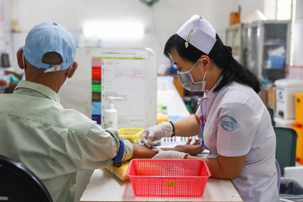 Bệnh nhân lấy máu xét nghiệm tại Bệnh viện Nhiệt đới TP HCM. benh-nhan-2333.jpg