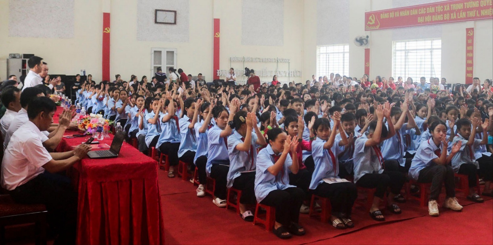 Đại biểu và học sinh tham dự Lễ khai giảng. Đại biểu và học sinh tham dự Lễ khai giảng.