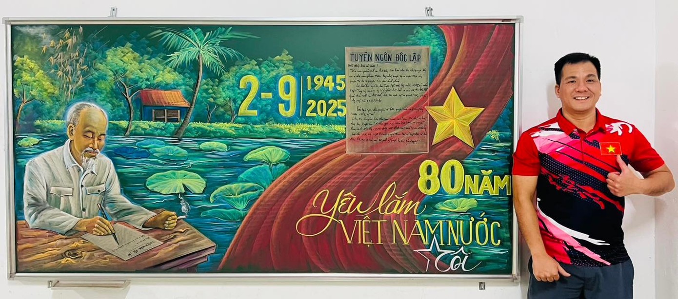 Thầy Nguyễn Trí Hạnh bên bức tranh "80 năm, yêu lắm Việt Nam nước tôi". Thầy Nguyễn Trí Hạnh bên bức tranh "80 năm, yêu lắm Việt Nam nước tôi".