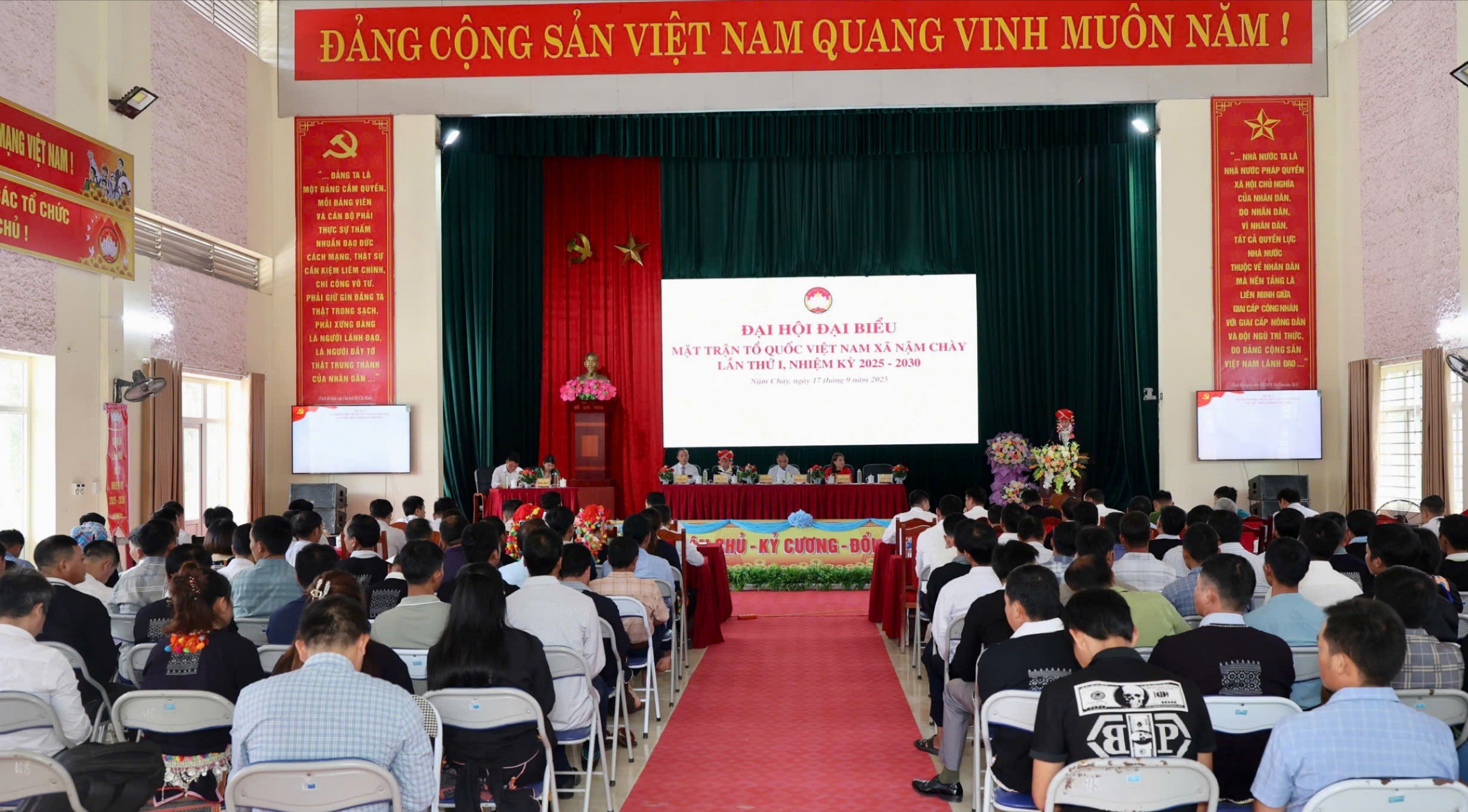 Quang cảnh đại hội. Quang cảnh đại hội.